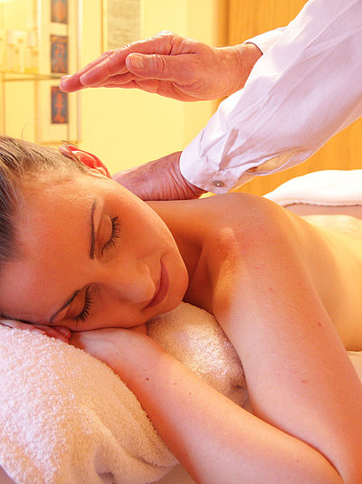 Wellness im Fichtelgebirge - junge Frau auf einem Massagebett genießt Massage