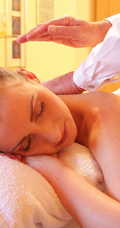 Unterkünfte mit Wellness in Oberbayern - junge Frau auf einem Massagebett genießt Massage