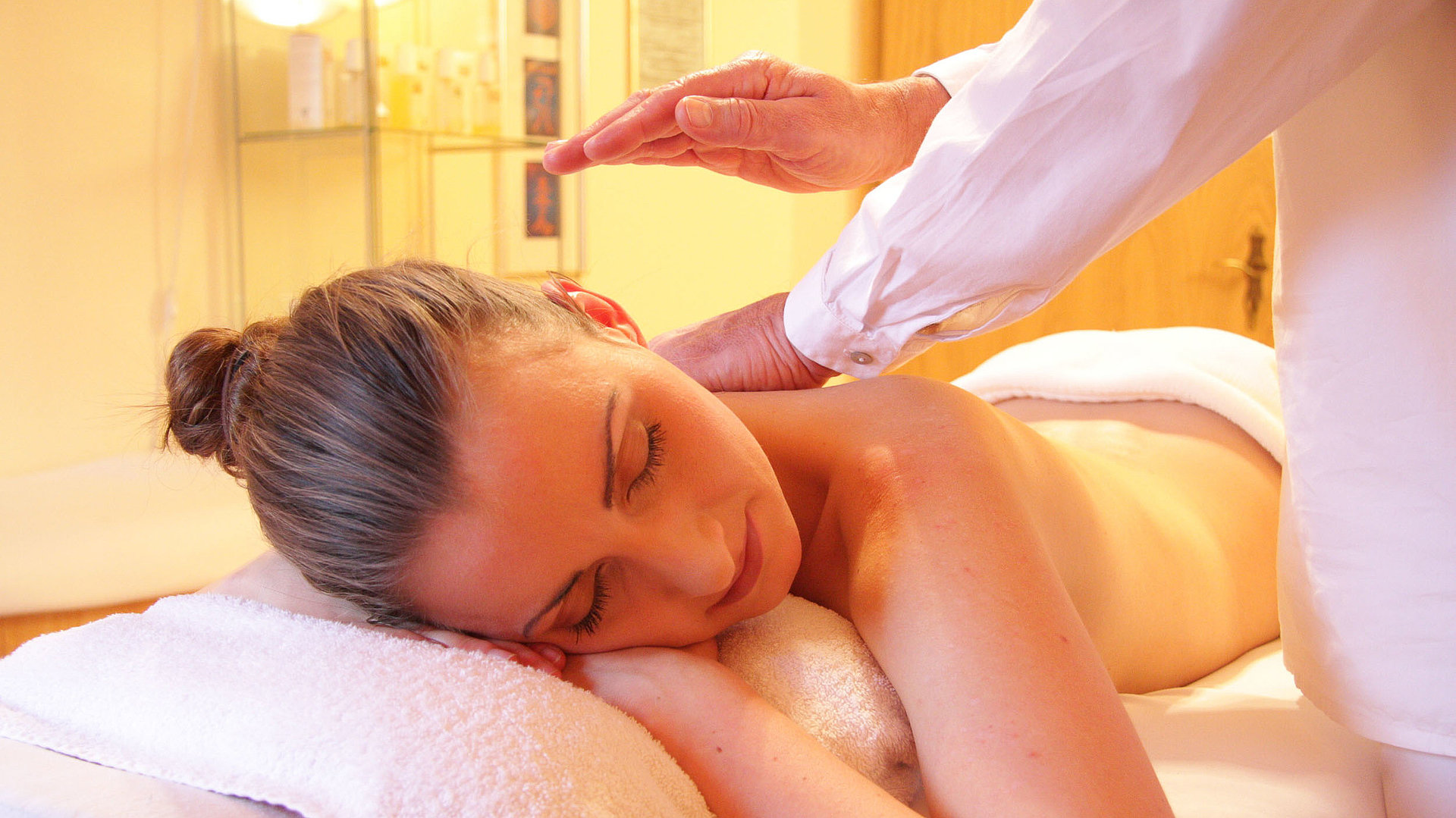 Unterkünfte mit externen Wellness in Oberfranken - junge Frau auf einem Massagebett genießt Massage
