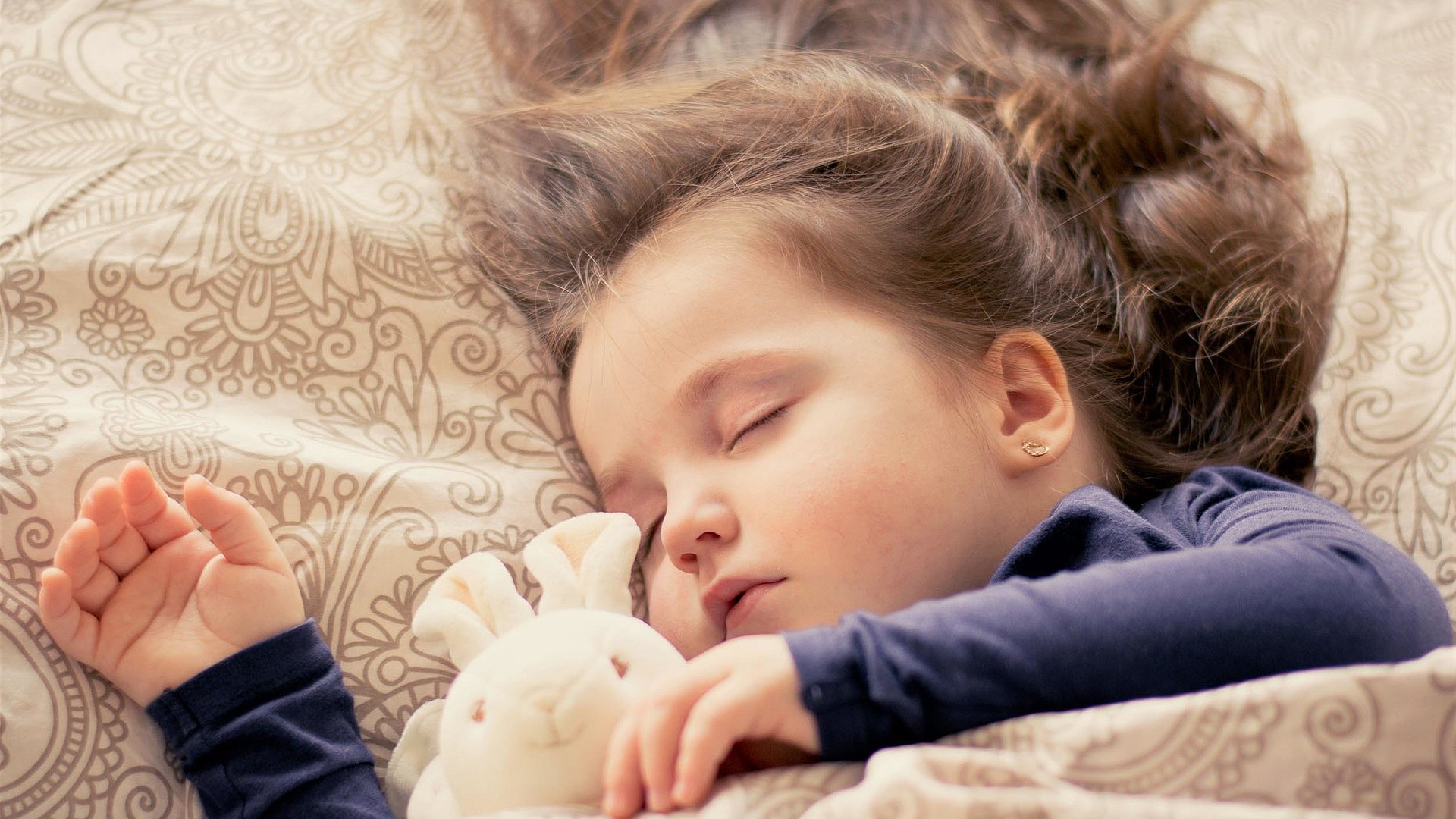 Kinderfreundliche Unterkünfte am Chiemsee - schlafendes Kind mit Teddybär in der Hand