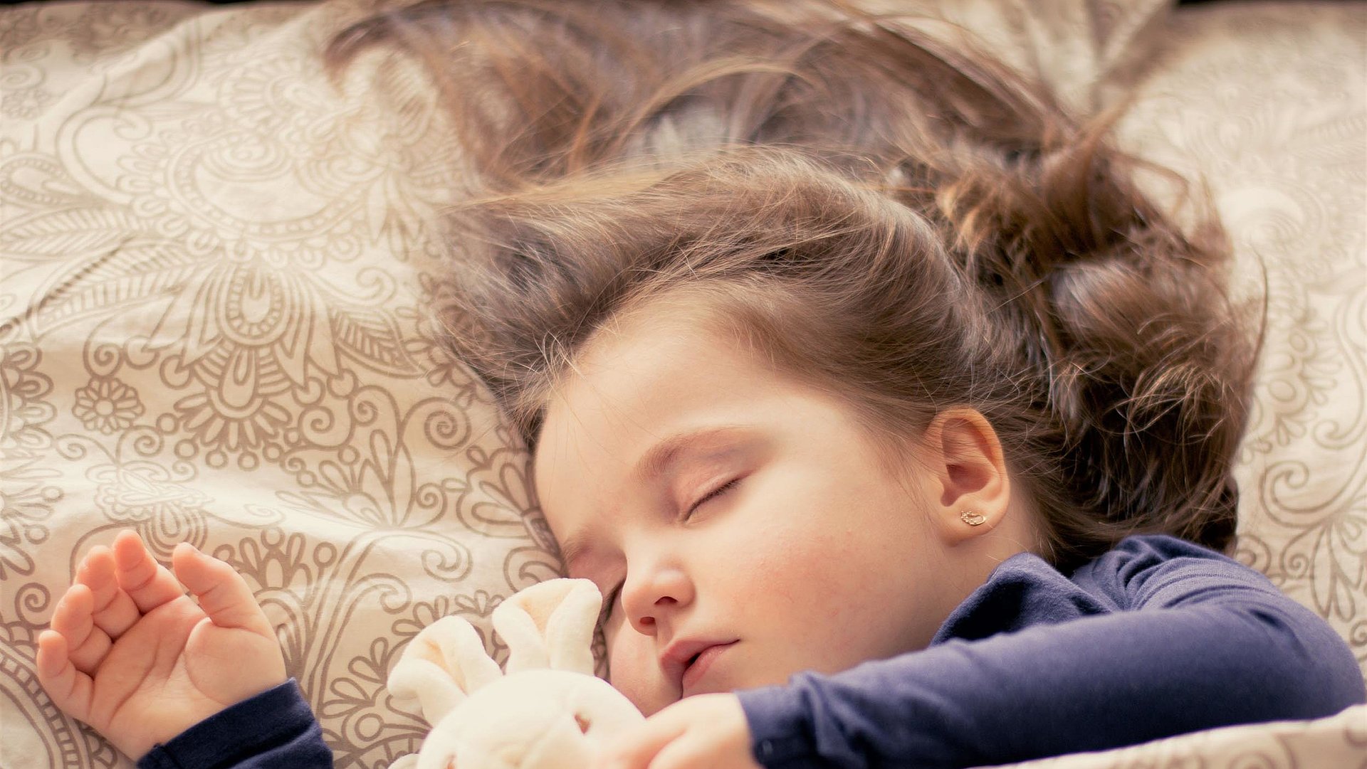 Kinderfreundliche Unterkünfte im Fränkischen Seenland - junges Mädchen schläft im Bett