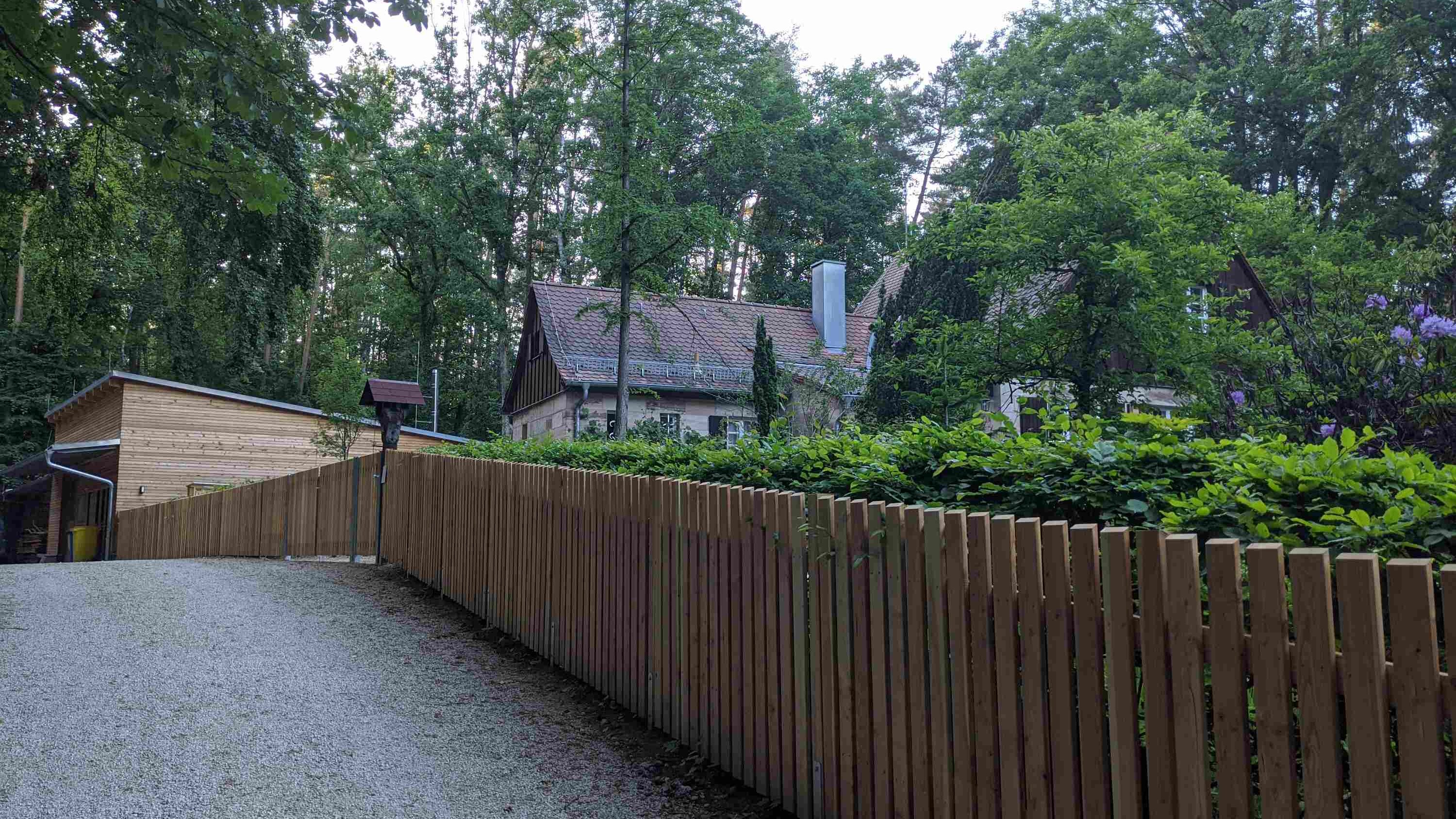 Stadtfoersterei im Stadtwald Fuerth. Altes Gebaeude im Vordergrund. Neue Halle dahinter.