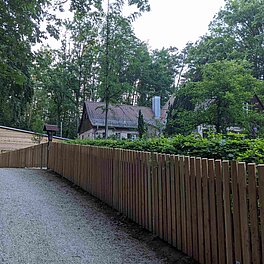 Stadtfoersterei im Stadtwald Fuerth. Altes Gebaeude im Vordergrund. Neue Halle dahinter.