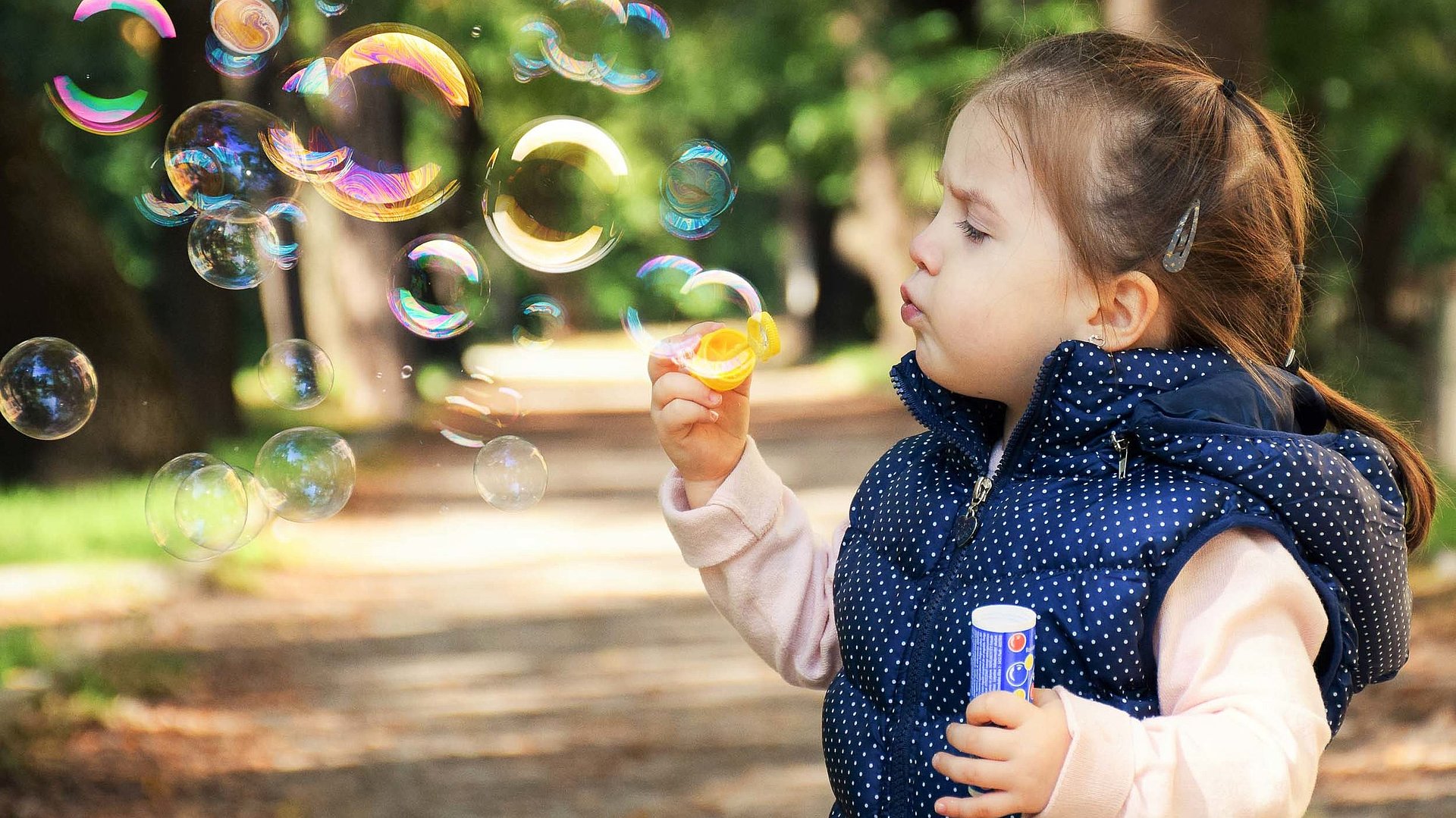 Kinderfreundliche Angebote in Oberbayern - kleines Mädchen macht Seifenblasen