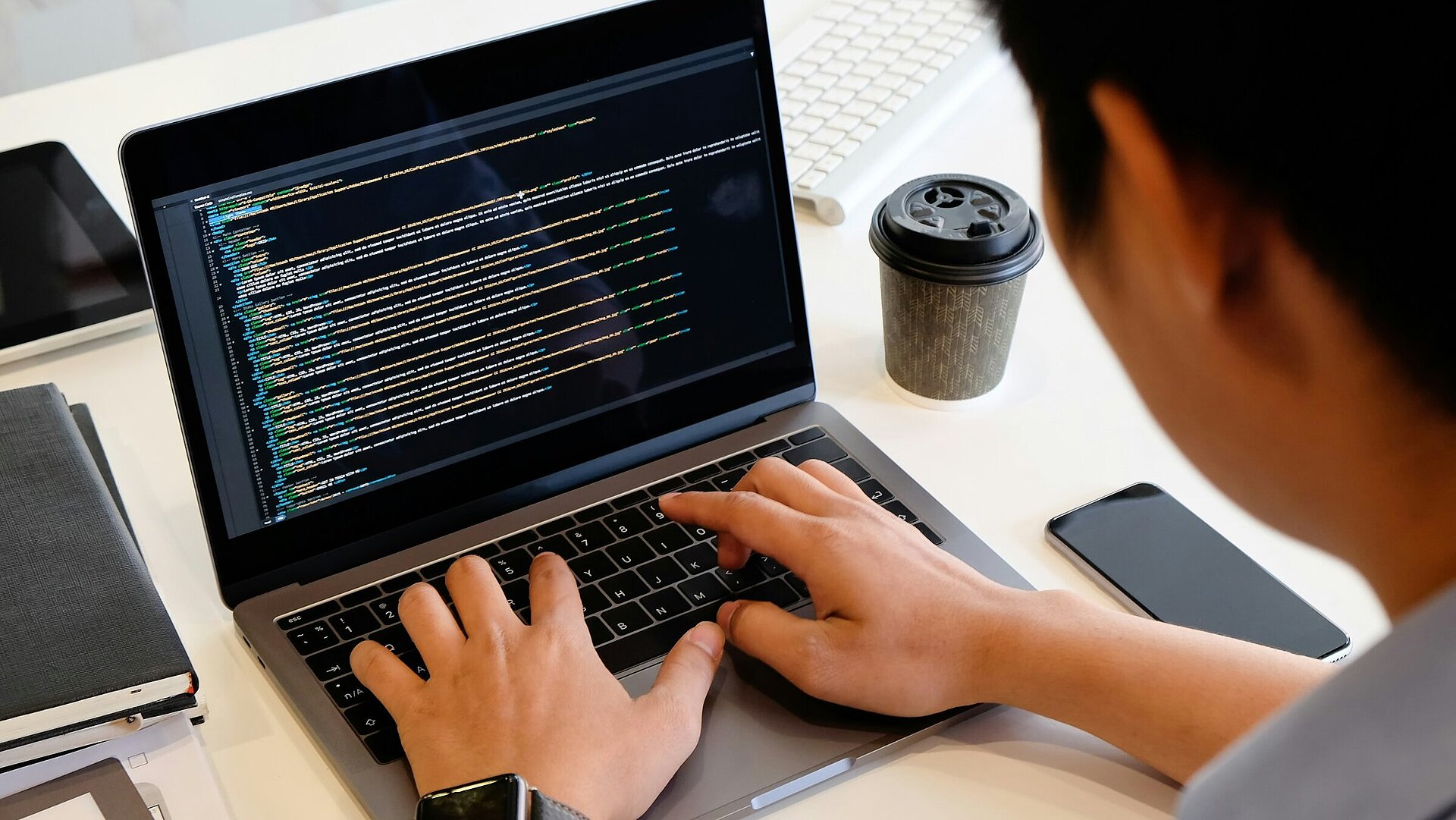 Die Rolle der Softwareentwicklung in der digitalen Transformation von Unternehmen - ein Mann programmiert am Computer