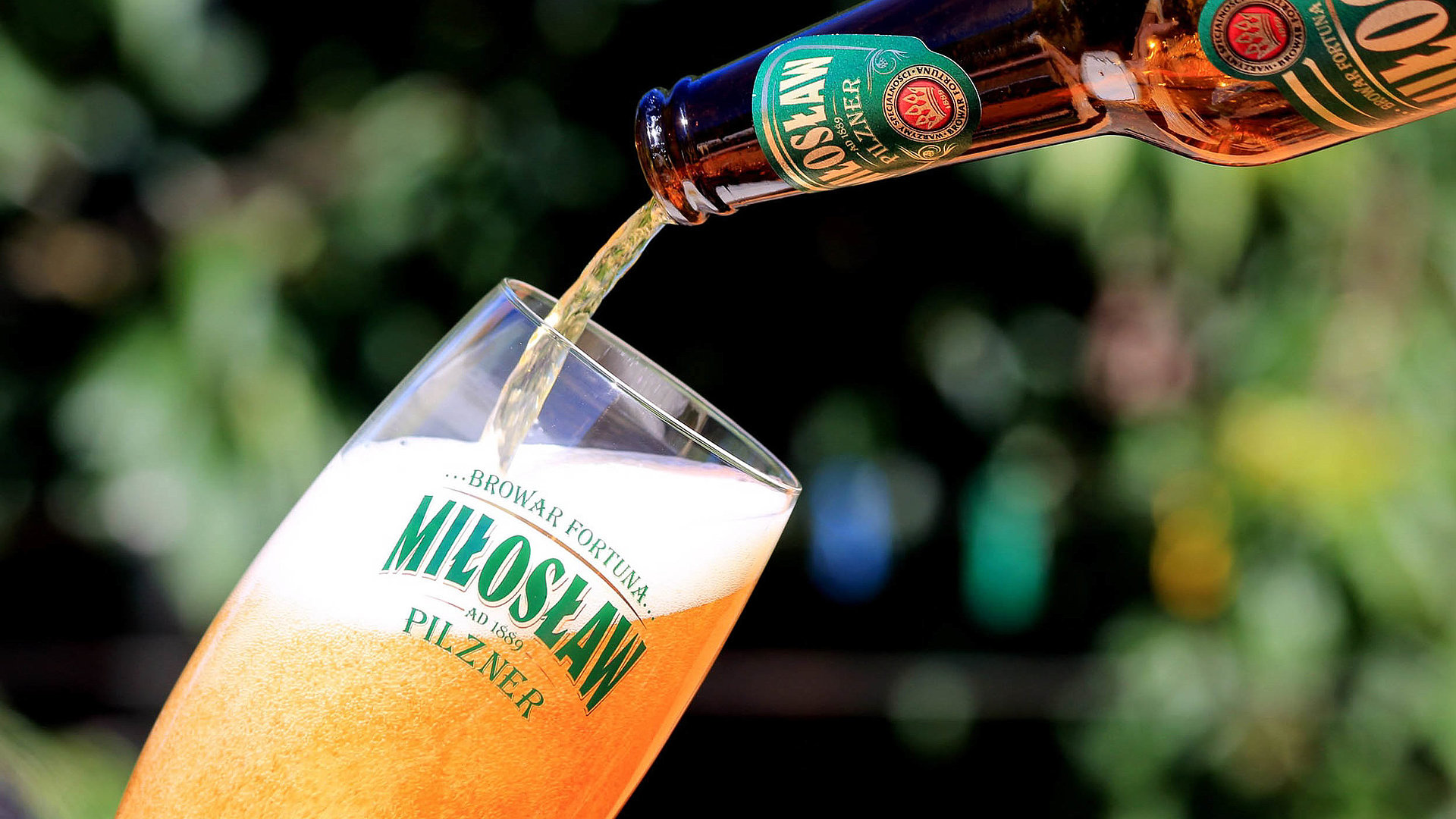 Biergarten in Oberfranken - Bier wird soeben bis zum Rand aufgefüllt