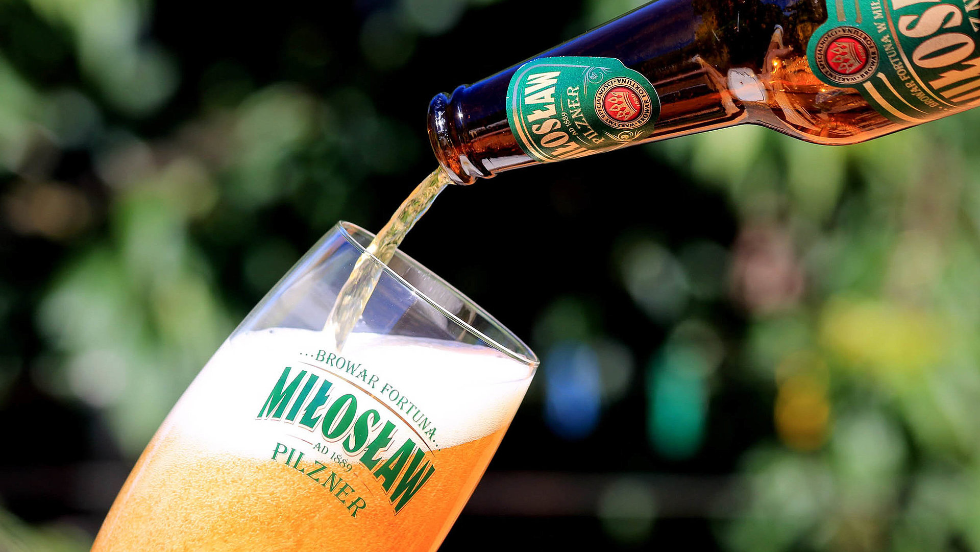Biergarten in Oberbayern - Bier wird soeben bis zum Rand aufgefüllt