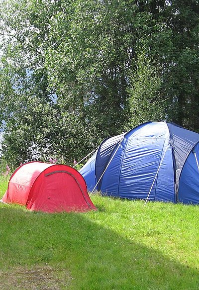 Outdoor-Freizeitangebote in Mittelfranken - Campingplatz im Wald; zwei große Zelte bei Tageslicht