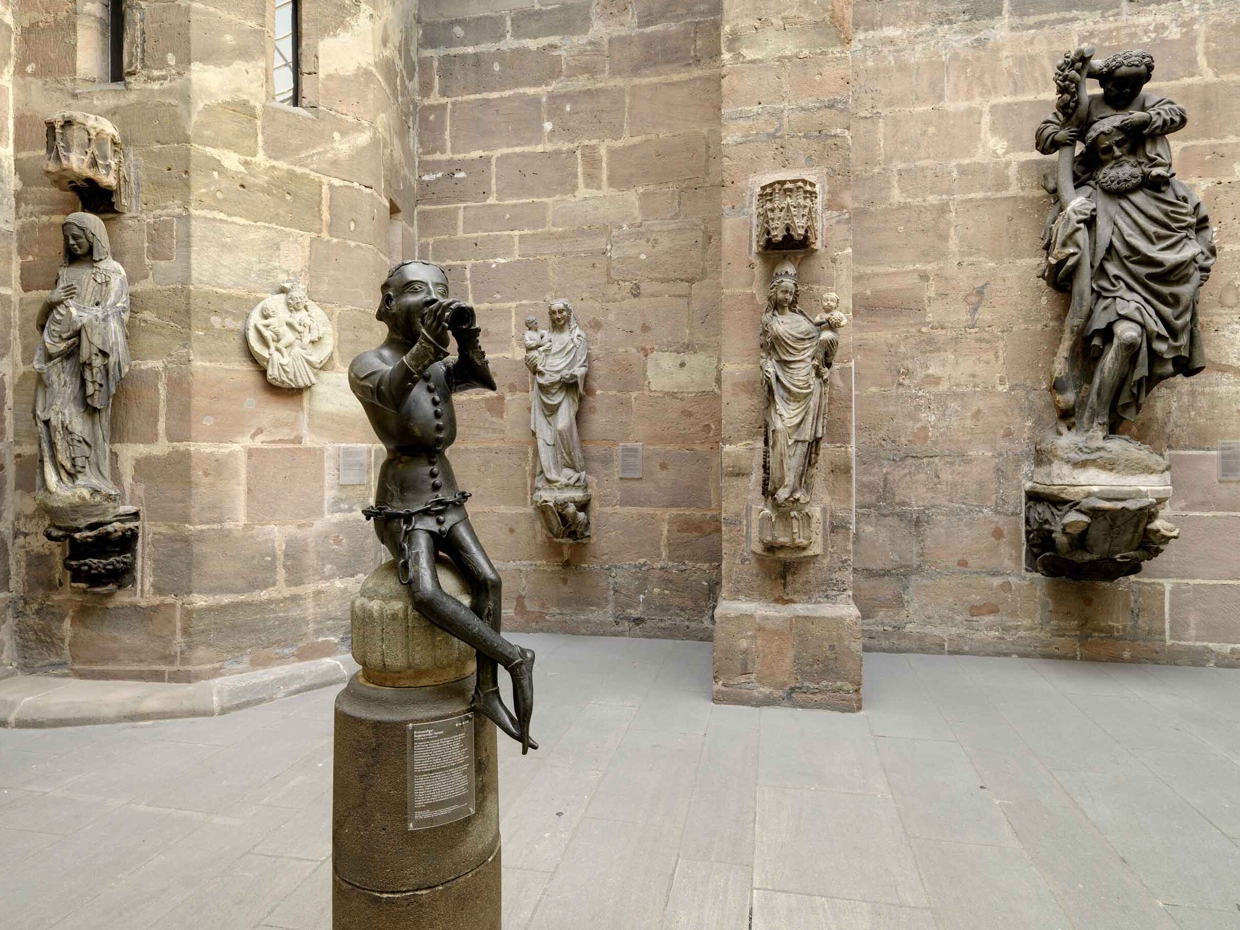 Bildergalerie Glanzstücke der Skulpturen - Brunnenhansel im Lichthof