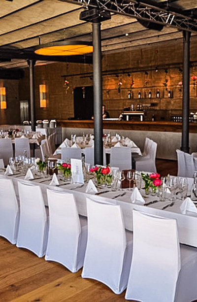 Event-Gastronomie in Unterfranken - im Restaurant, für Event vorbereitet;gedeckte Tische mit Hussen und Stühle mit Hussen