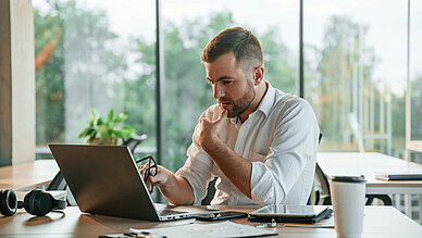 Interview mit Unternehmer Patrick Tomforde – 26 Expertenfragen zum Linkbuilding 2026 Interview mit Unternehmer Patrick Tomforde – 26 Expertenfragen zum Linkbuilding 2026 - Mann sitzt vor einem Computer