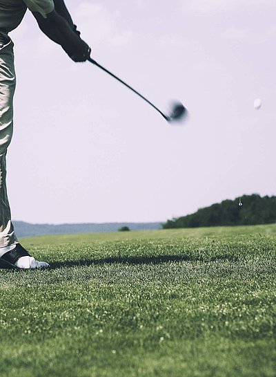 Golf in Mittelfranken - Golfspieler beim Abschlag