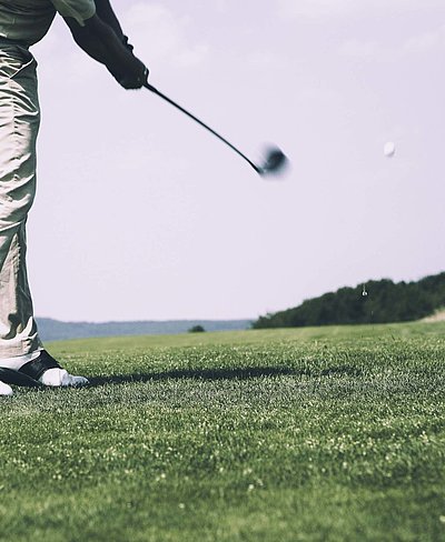 Golf in Franken - Golfspieler beim Abschlag