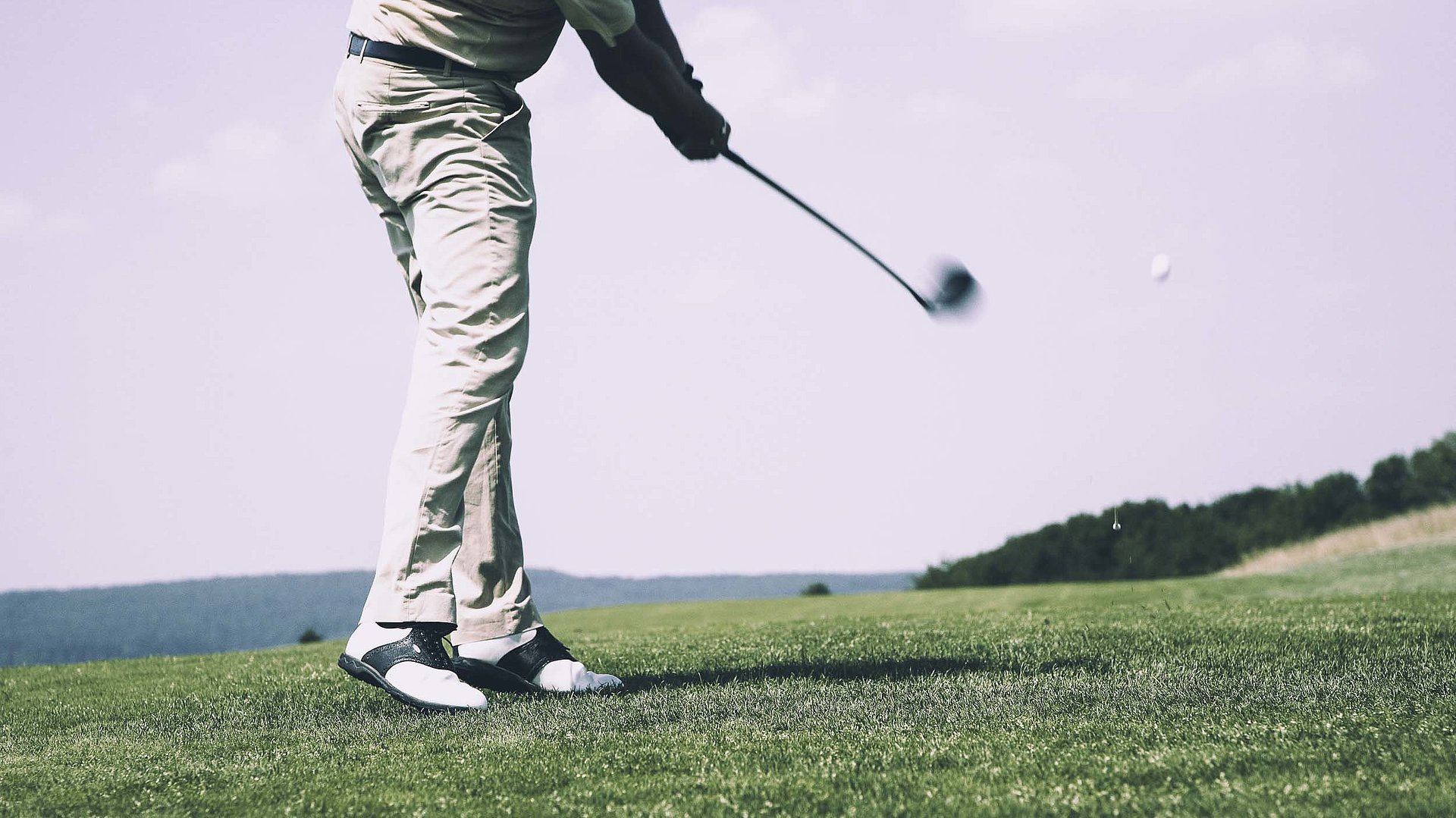Freizeit und Sport in Franken - Golfspieler beim Abschlag