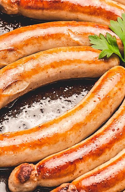 Fränkische Küche in Oberbayern - frische Bratwürste in der Pfanne
