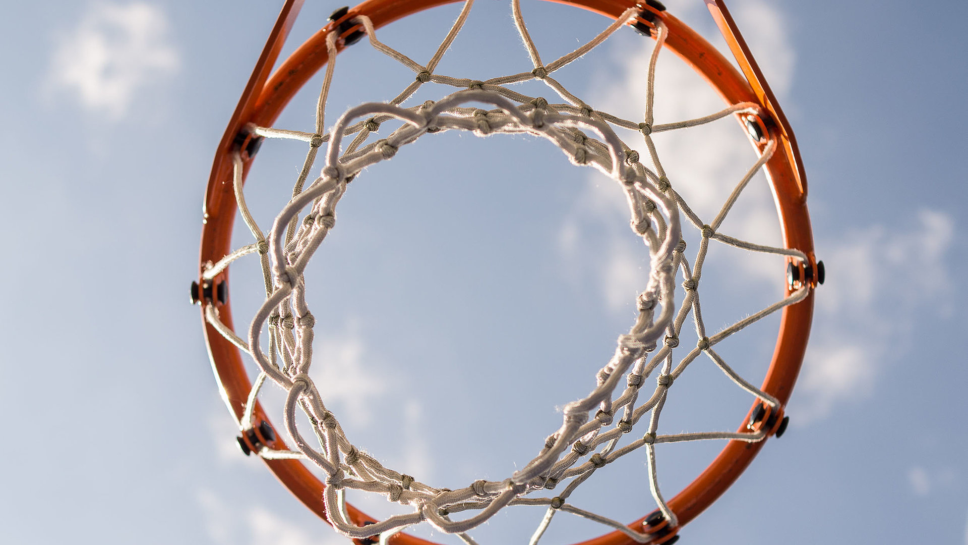 Freizeit und Sport am Chiemsee - Basketballkorb von unten unter freiem Himmel