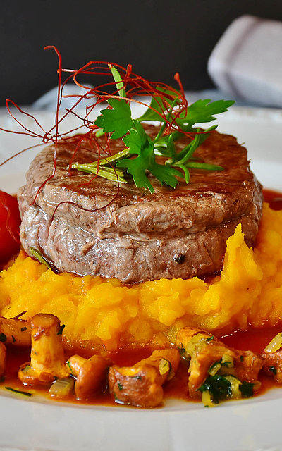 Gourmet-Restaurants in Oberfranken - weißer Teller u.a. gefüllt mit Filet und Pilzen im Gourmet-Stil angerichtet