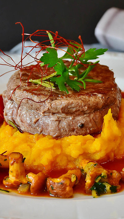 Gourmet-Restaurants in Ostbayern - weißer Teller u.a. gefüllt mit Filet und Pilzen im Gourmet-Stil angerichtet
