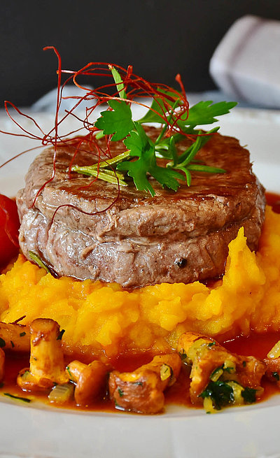 Gourmet-Restaurants in Franken - weißer Teller u.a. gefüllt mit Filet und Pilzen im Gourmet-Stil angerichtet