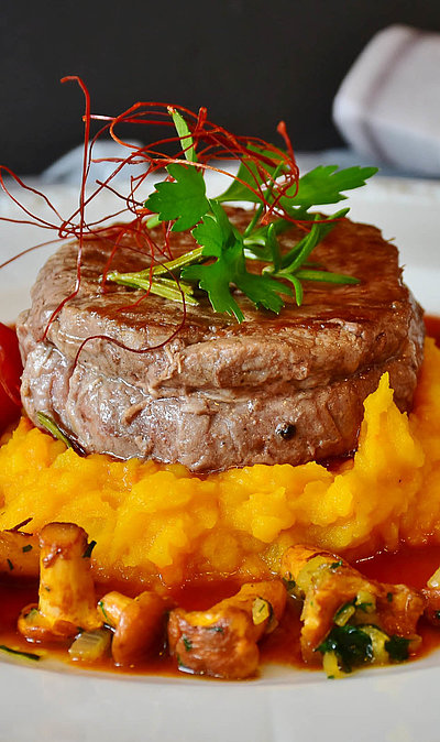 Gastronomie in Kempten im Allgäu - weißer Teller u.a. gefüllt mit Filet und Pilzen im Gourmet-Stil angerichtet
