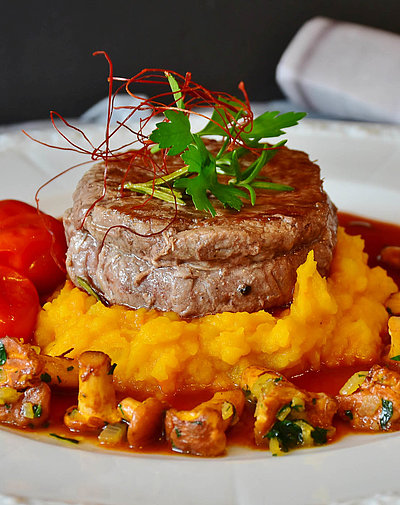 Gourmet-Restaurants im Oberallgäu - weißer Teller u.a. gefüllt mit Filet und Pilzen im Gourmet-Stil angerichtet
