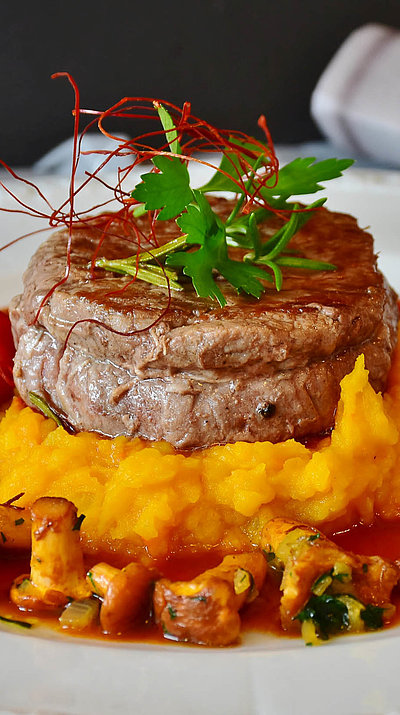 Gourmet Restaurants im Ostallgäu - weißer Teller u.a. gefüllt mit Filet und Pilzen im Gourmet-Stil angerichtet
