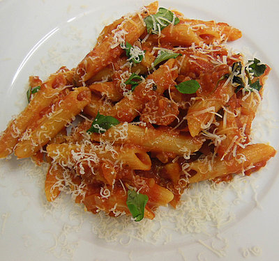 Italienische Küche im Oberallgäu - Pasta mit Parmesan und Basilikum bestreut
