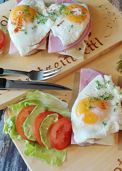 Brotzeit in Franken - Teller gefüllt mit Brot, Salat und Spiegeleiern
