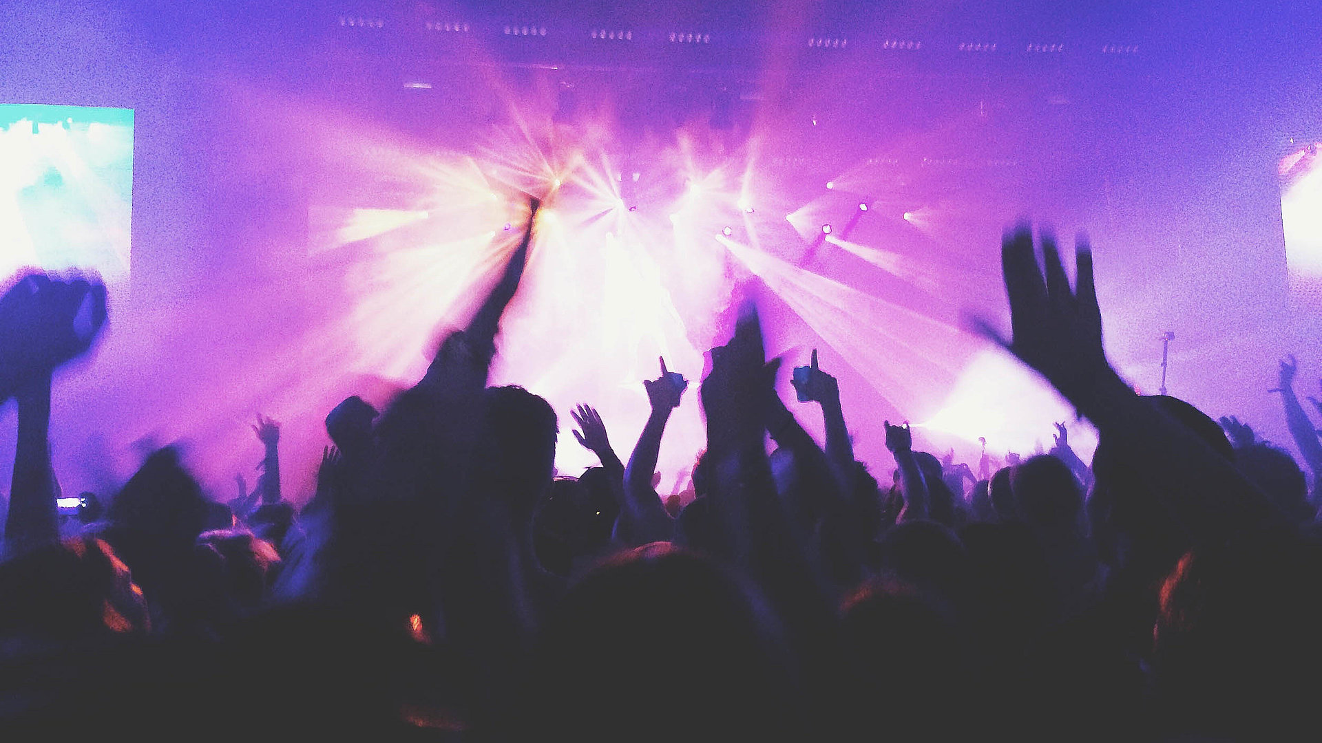 Events und Veranstaltungen in Kempten im Allgäu - in einem Club; viele Silhouetten feiern im violetten Scheinwerferlicht