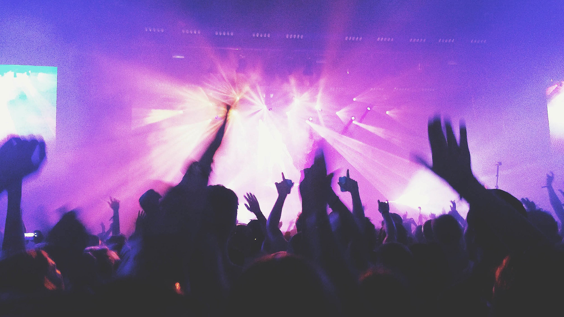 Events und Veranstaltungen in Mittelfranken - in einem Club; viele Silhouetten feiern im violetten Scheinwerferlicht