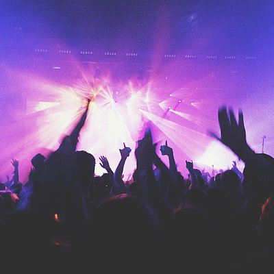 Events und Veranstaltungen in Franken - in einem Club; viele Silhouetten feiern im violetten Scheinwerferlicht