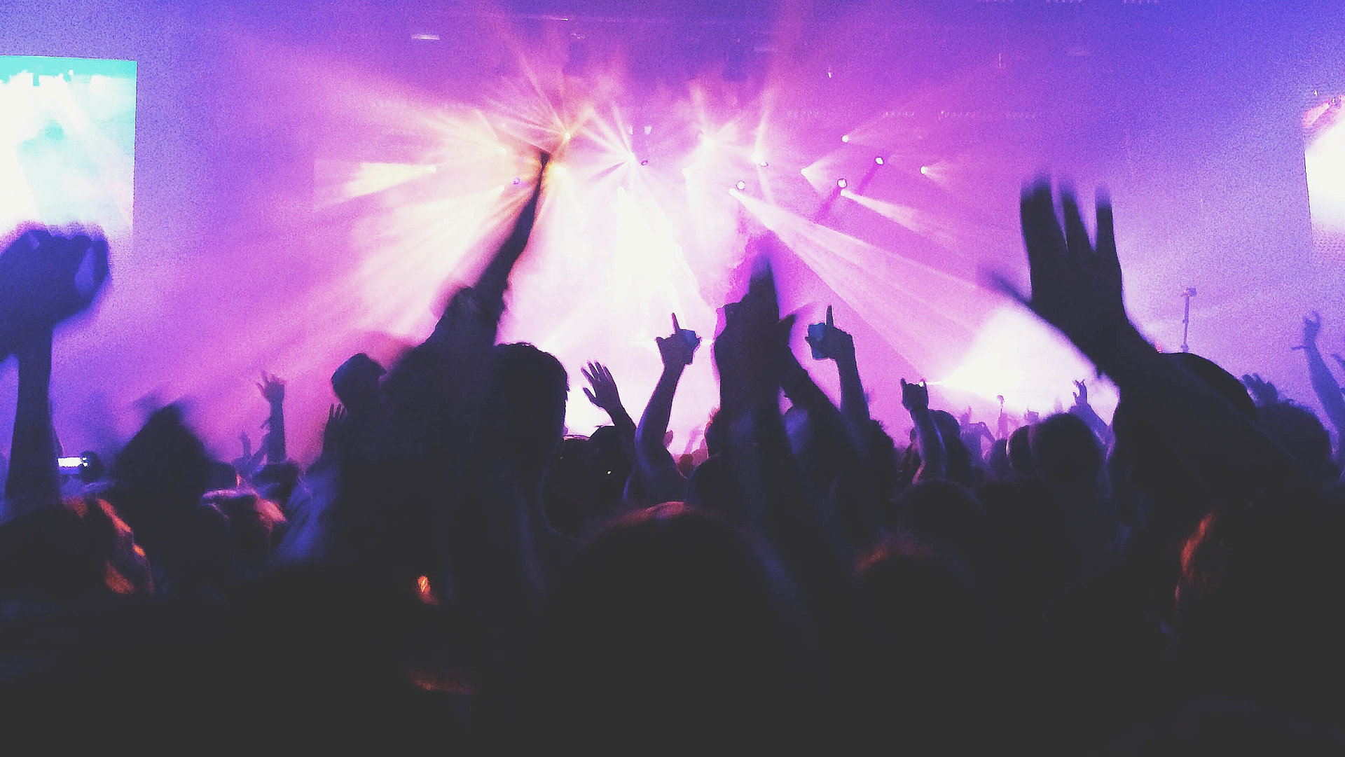 Events und Veranstaltungen in Franken - in einem Club; viele Silhouetten feiern im violetten Scheinwerferlicht