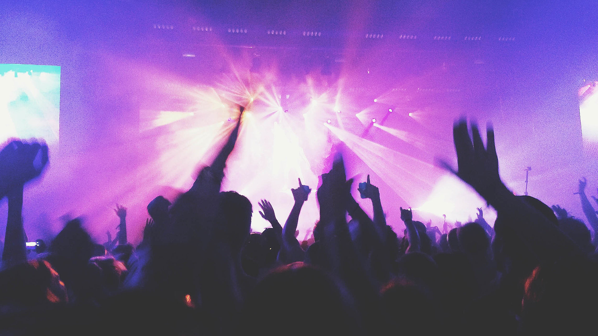 Events und Veranstaltungen im Oberallgäu - Gruppe von nicht klar erkennbaren Leuten tanzen im Club vor violettem Licht 