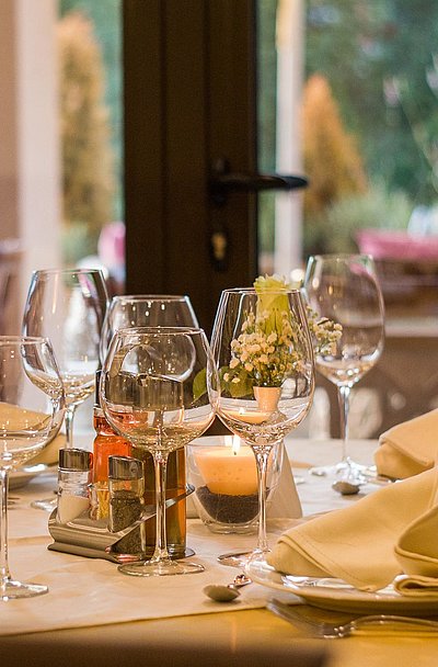Gastronomie im Video in Ostbayern - im Restaurant; bedeckter Tisch mit Weingläsern 