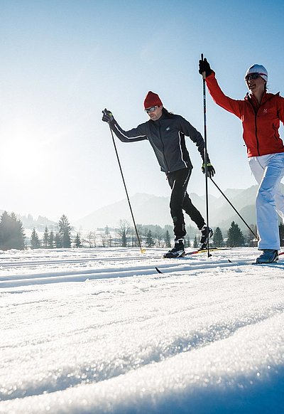 Langlaufen und Skaten im Oberallgäu - zwei Personen im Langlauf