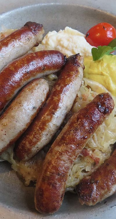 Fränkische Küche in Ostbayern - viele Bratwürste mit Sauerkraut und Senf