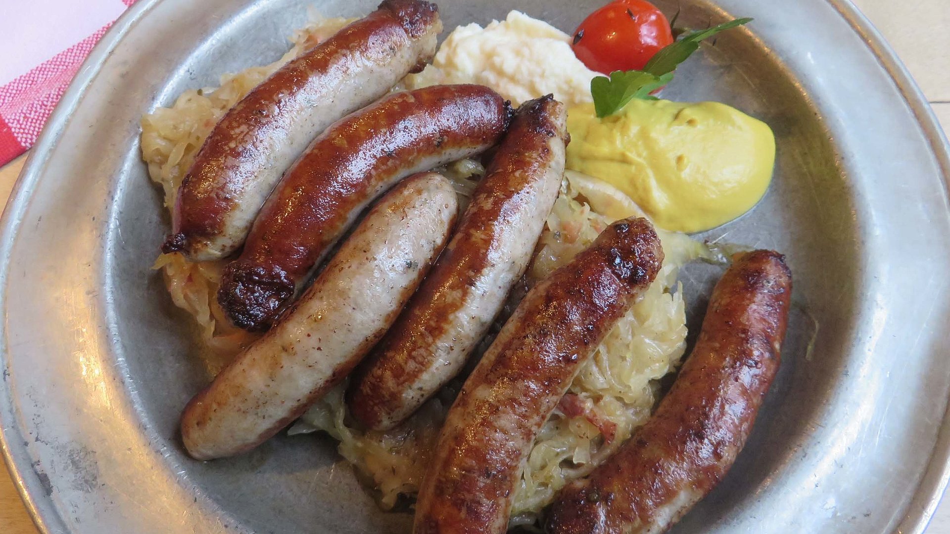 Fränkische Küche in Oberbayern - viele Bratwürste mit Sauerkraut und Senf