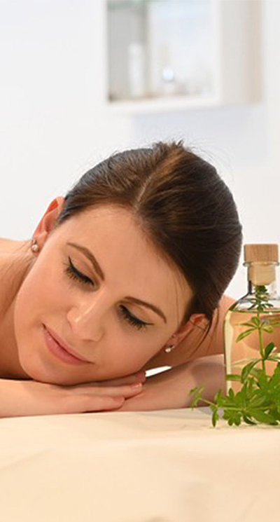 Unterkünfte mit externen Wellness in Unterfranken - junge Frau auf einem Massagebett genießt Massage