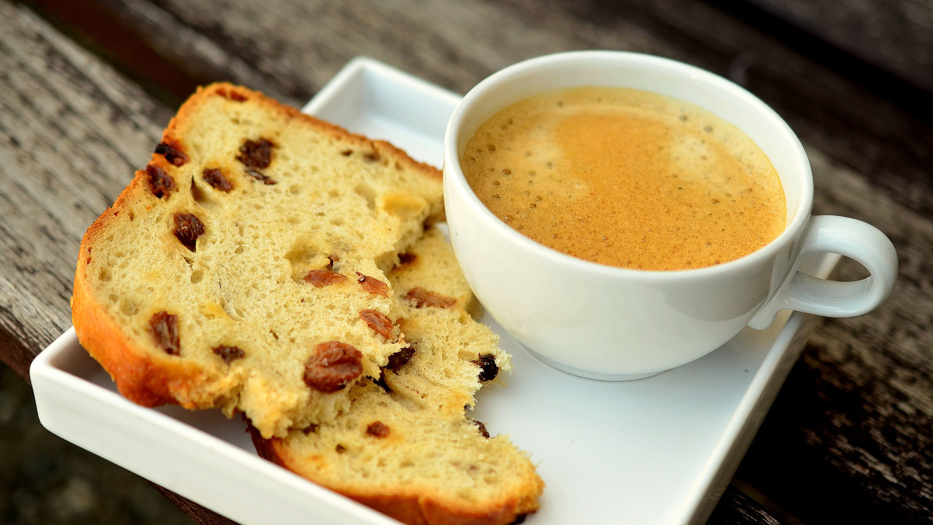 Cafés in Oberfranken - frischer Kaffee und Kuchen auf einem Holztisch