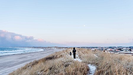In Dänemark ins neue Jahr starten - Mädchen am Strand in Dänemark