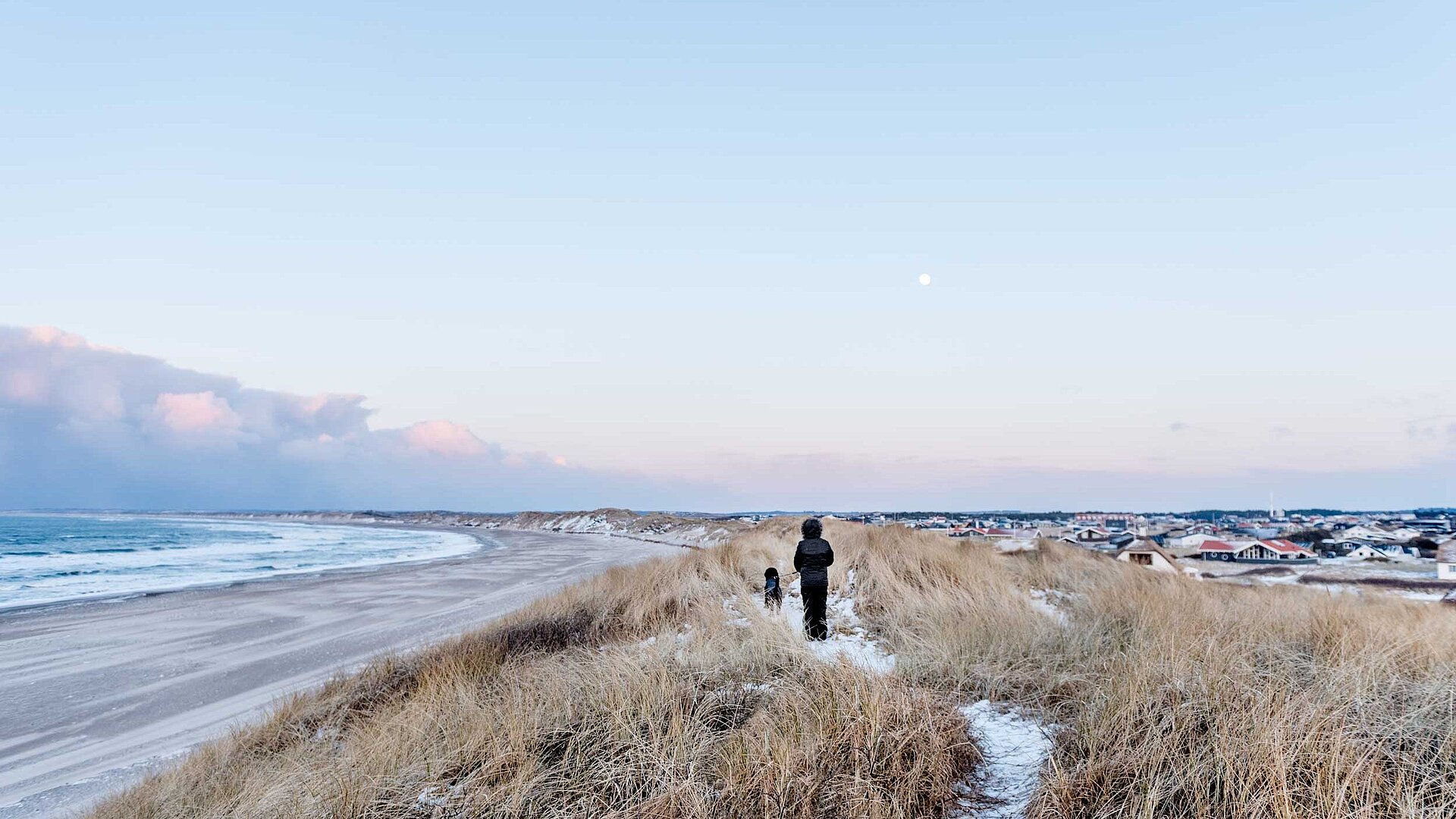 In Dänemark ins neue Jahr starten - Frau am Strand in Dänemark