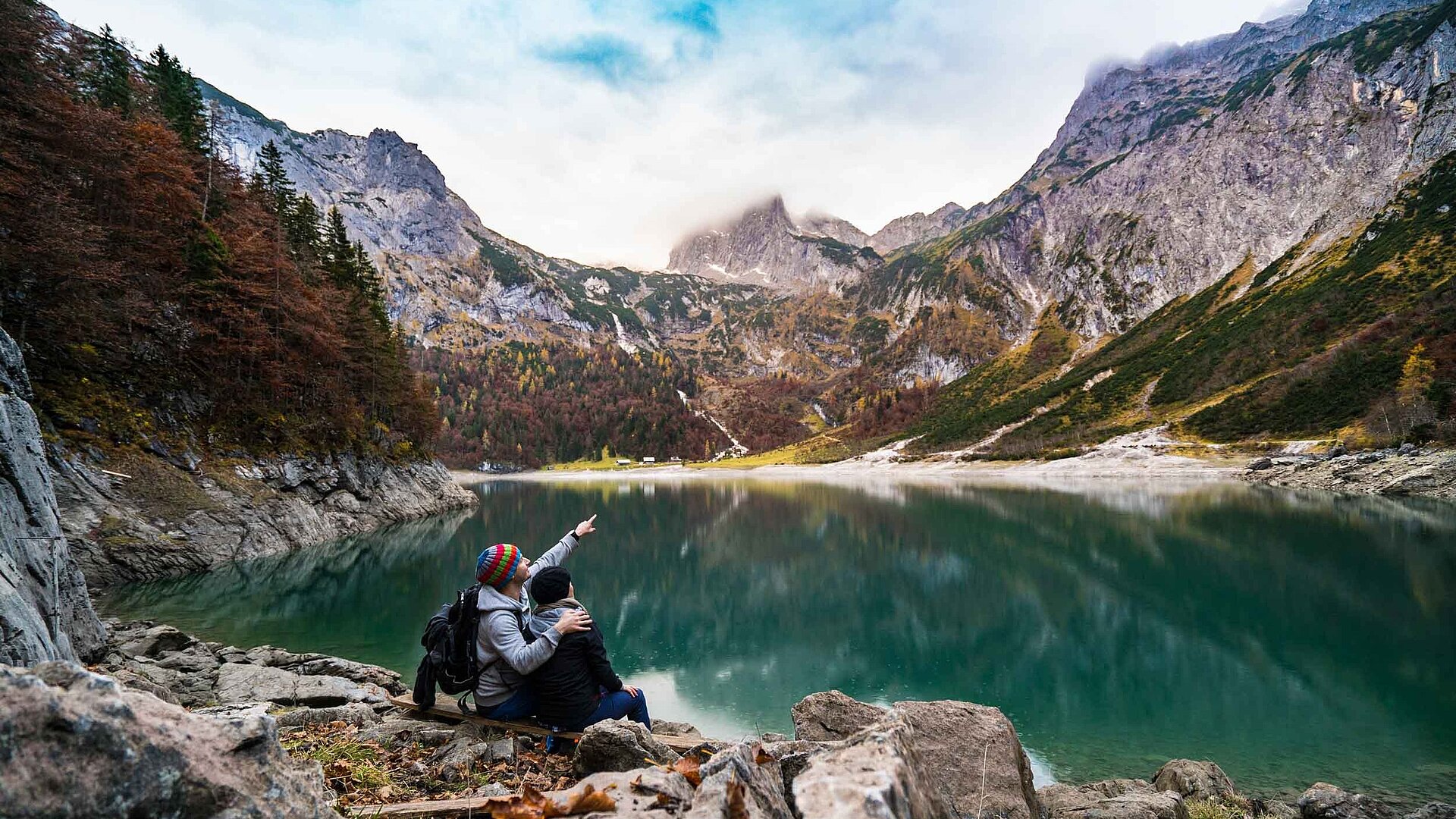 Wandern in Bayerns abwechslungsreicher Natur – Tipps für Outdoor-Aktivitäten - Wanderer sitzen an einem Bergsee