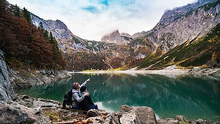 Wandern in Bayerns abwechslungsreicher Natur – Tipps für Outdoor-Aktivitäten - Bergsee mit Wanderern