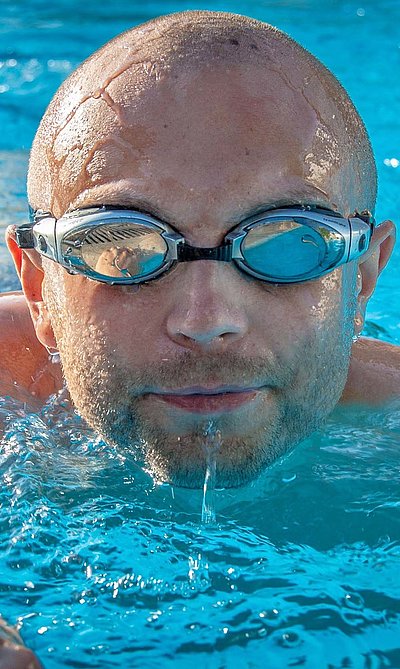 Indoor-Freizeitangebote im Ostallgäu - im Pool; Mann mit Schwimmbrille schaut in die Kamera