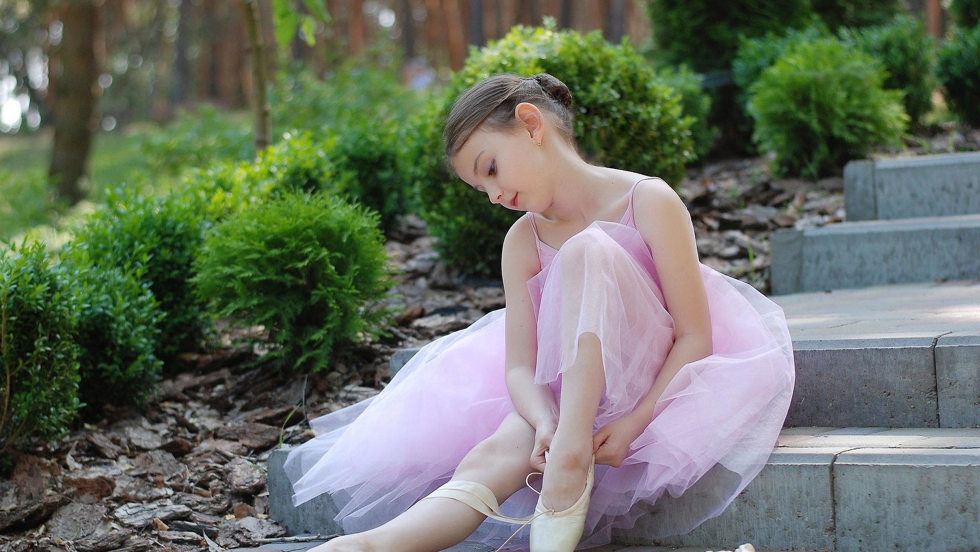 Kinderfreundliche Gastronomie im Fränkischen Seenland - Restaurants und Gaststätten für die gesamte Familie - kleines Mädchen im rosa Ballettkleid sitzt auf Treppe und richtet ihre Schuhe