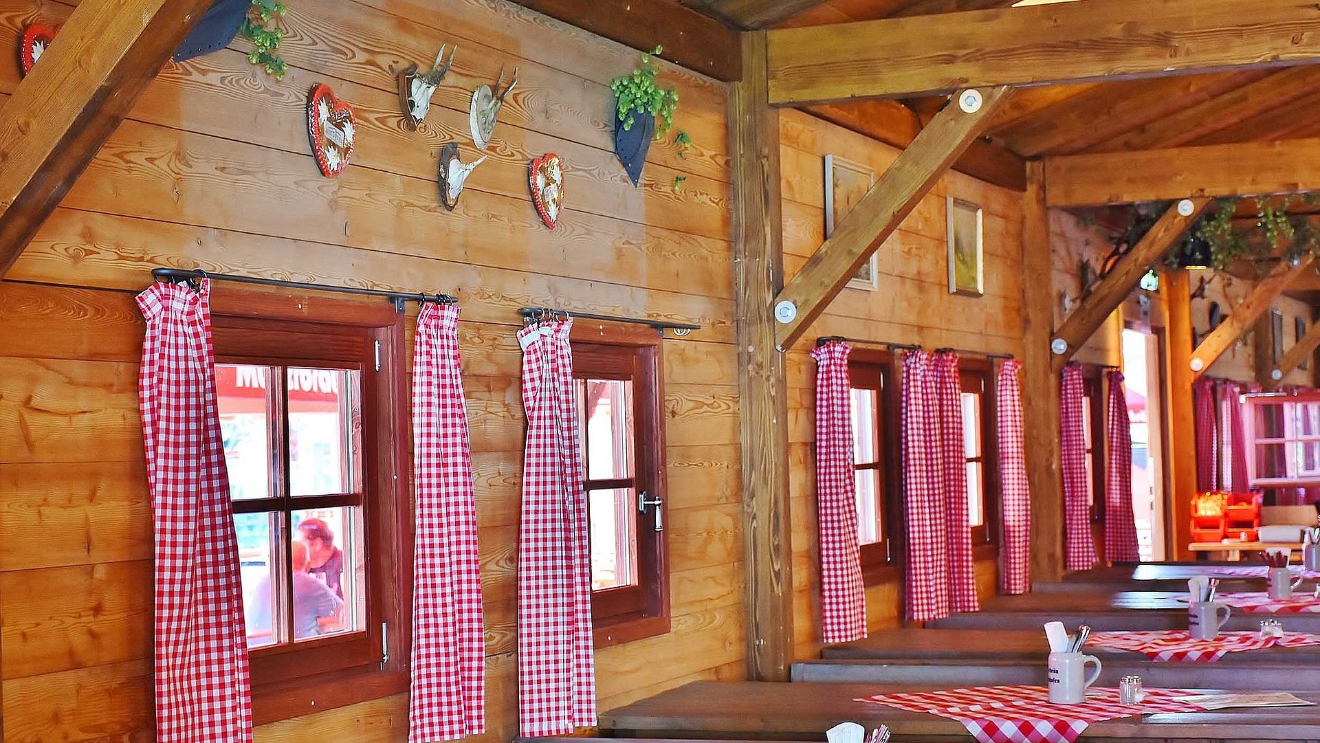 Bayerische Küche in Unterfranken - Innenraum einer Gaststätte im bayerischen Stil
