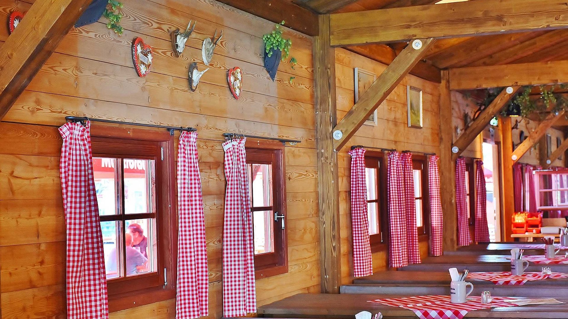 Hütten und Almen im Oberallgäu - Innenbereich einer typisch bayrischen Gastronomie 