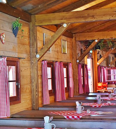 Bayerische Küche in Franken - Innenraum einer Gaststätte im bayerischen Stil