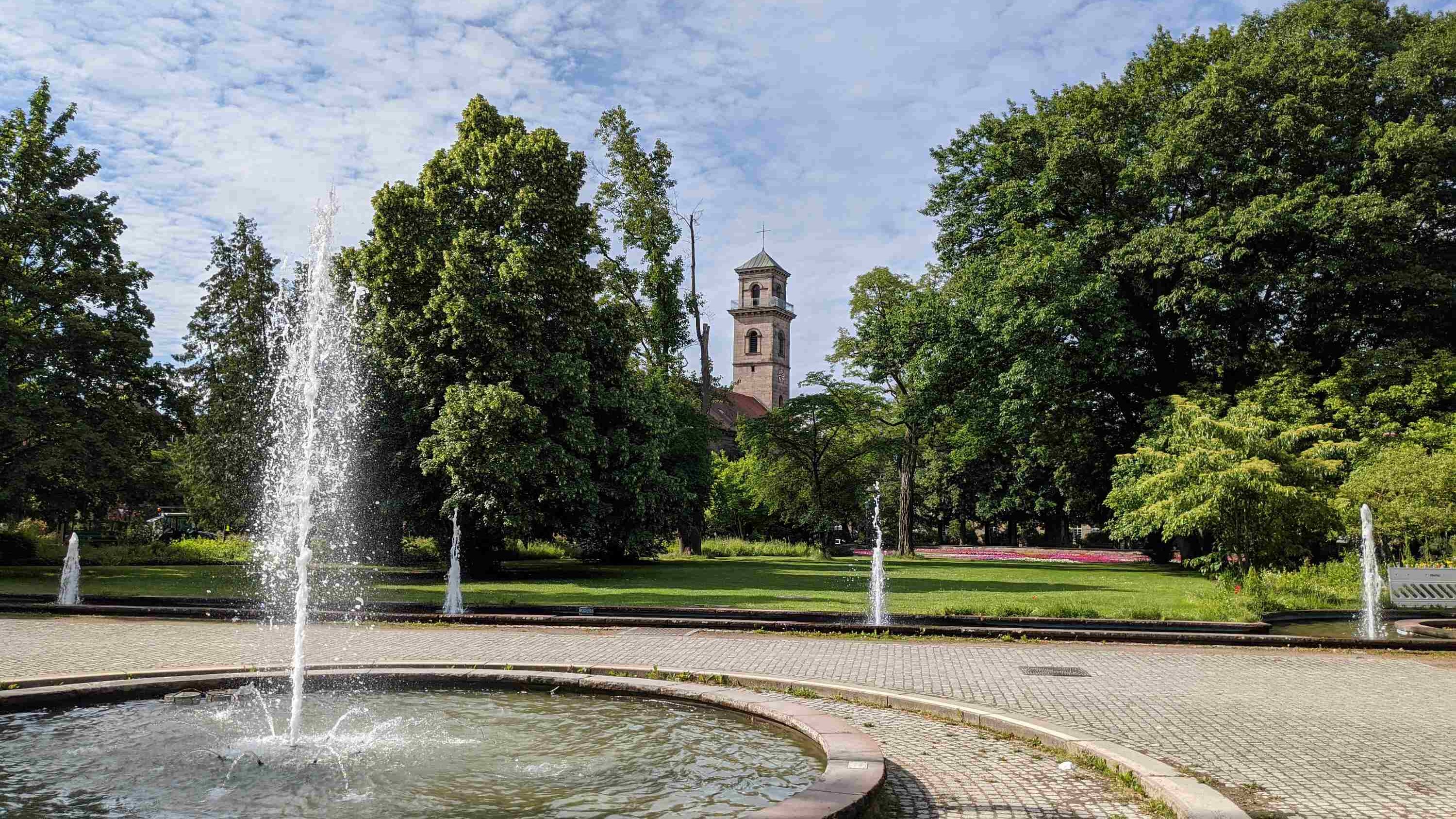 Springbrunnen im Stadtpark, im Hintergrund die Auferstehungskirche