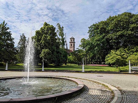 Springbrunnen im Stadtpark, im Hintergrund die Auferstehungskirche
